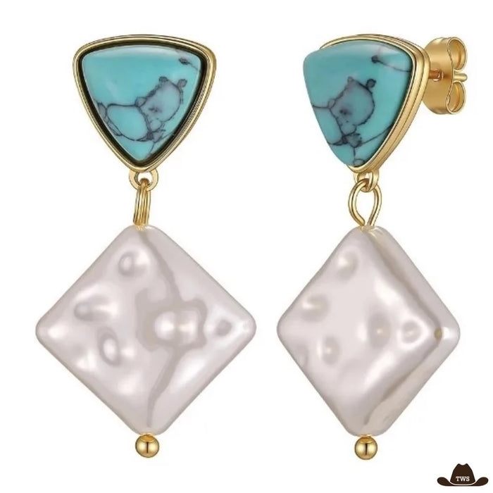 Boucle d'oreille pierre turquoise en triangle serti de métal doré, prolongée d'un carré blanc nacré martelé et d'une bille