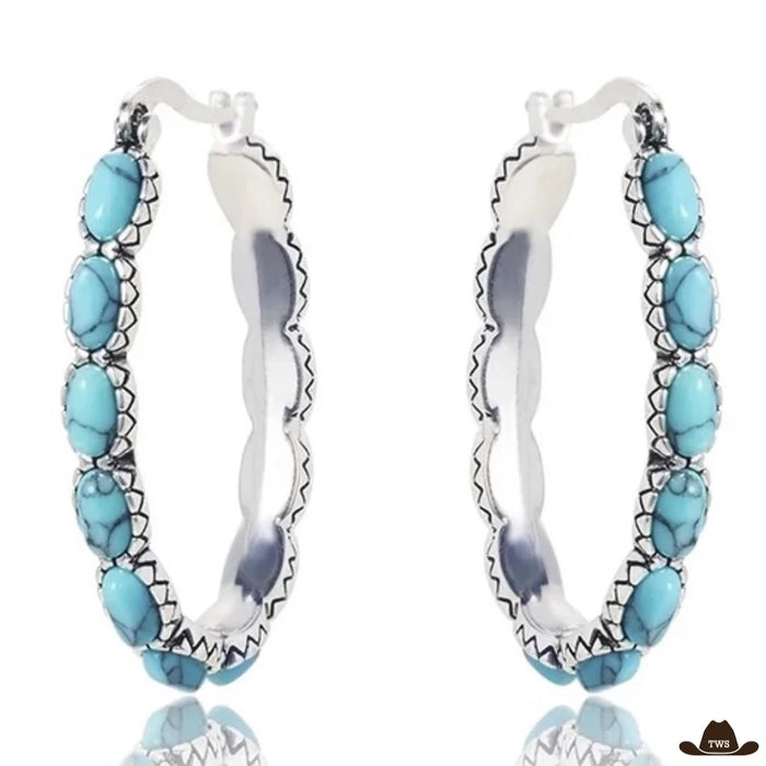 Boucles d'oreilles turquoise en créoles ovales, rangée de cabochons turquoise sertis dans un bord argenté festonné