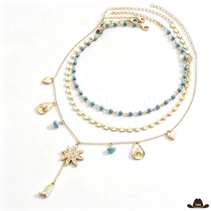 Collier bleu turquoise à trois rangs dorés : perles turquoise, pastilles, breloques chapeau de cowboy, cœur, soleil et botte