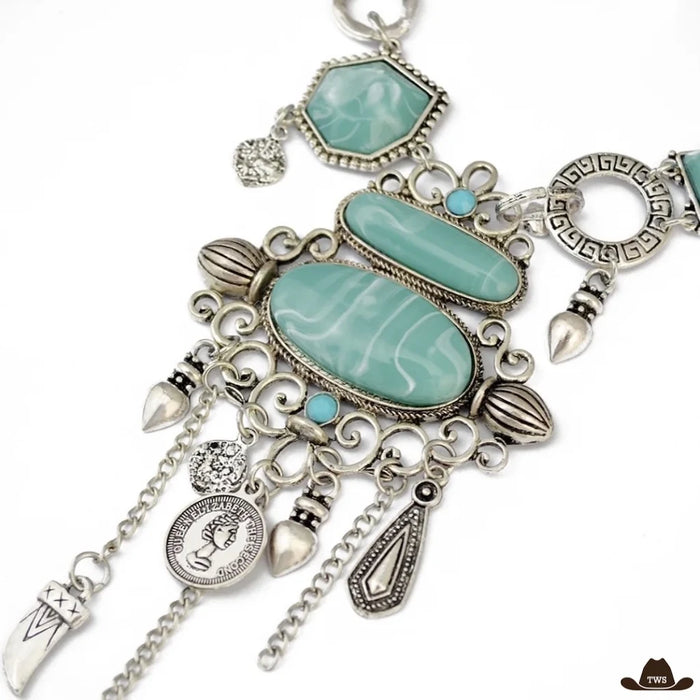 Collier plastron turquoise argenté en gros plan, pierres ovales turquoise, pièce à effigie, corne et pampilles ciselées