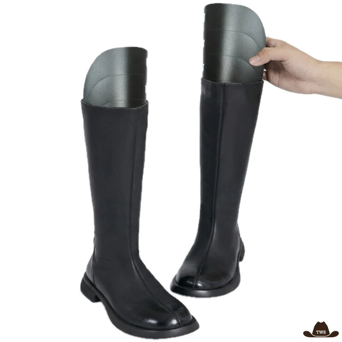 Embauchoir Bottes Équitation glissé à la main dans une botte haute noire