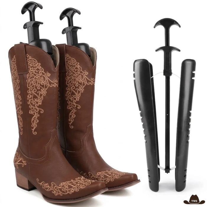 Embauchoirs Bottes Femme glissés dans des santiags marron brodées