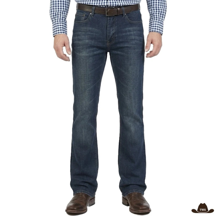Jean Évasé Homme bleu foncé porté de face avec des boots marron
