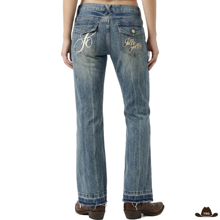 Jean Évasé Taille Basse porté de dos avec des bottines western marron