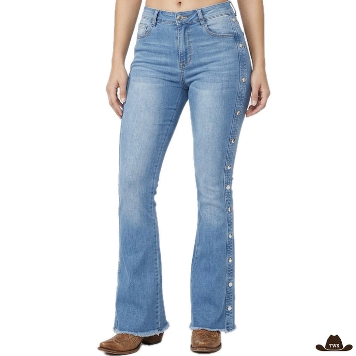 Jean Évasé Taille Haute bleu porté avec des bottines western marron