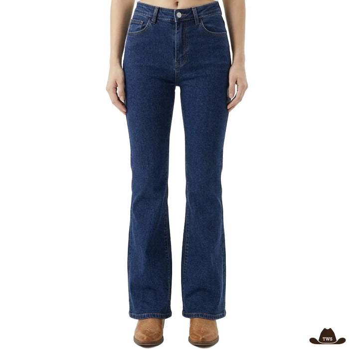 Jean Femme Bootcut Taille Haute bleu foncé porté de face avec des bottines