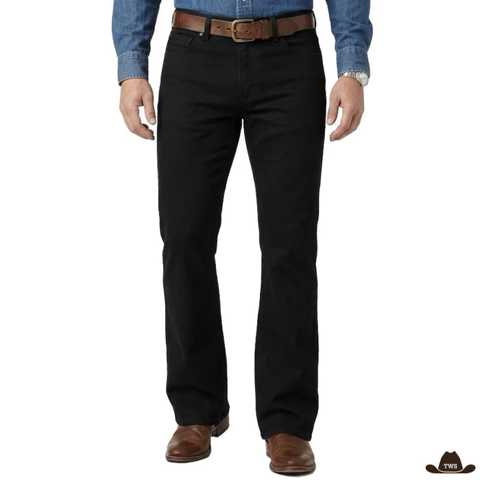 Jean Noir Bootcut Homme coupe slim porté de face avec des boots marron