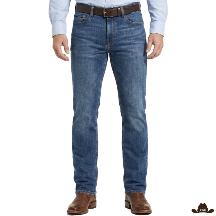 Jean Slim Bootcut Homme bleu classique porté de face avec une chemise rayée