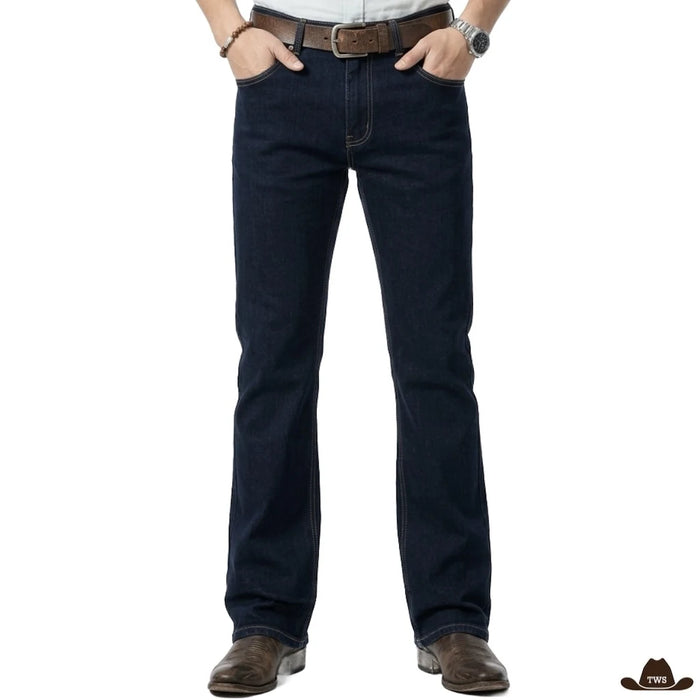 Jeans Homme Bootcut Évasé bleu brut porté de face avec des boots marron