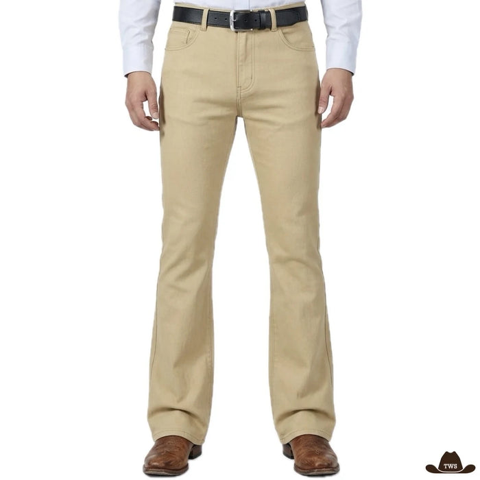 Pantalon Bootcut Homme beige porté de face avec une chemise blanche et des boots